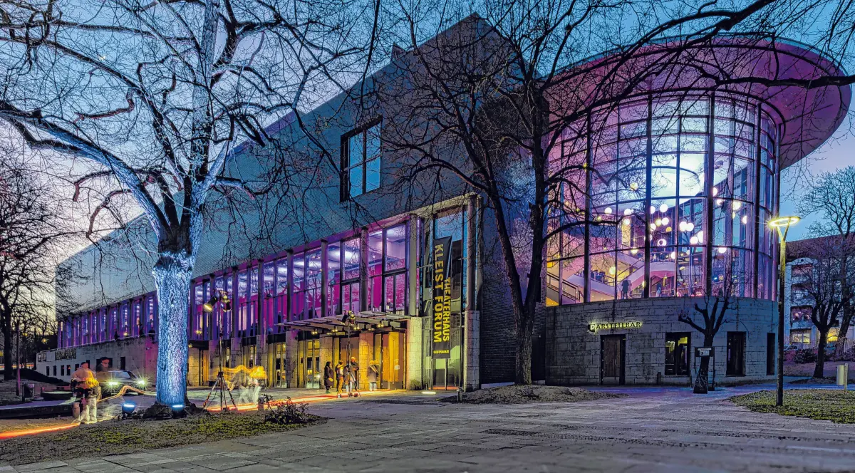 Das Theaterhaus Kleist Forum in Frankfurt (Oder) erstrahlt in den schönsten Farben. Zur Geburtstagsfeier wurde der rote Teppich ausgerollt.⇥Foto: Ivo Wittmann
