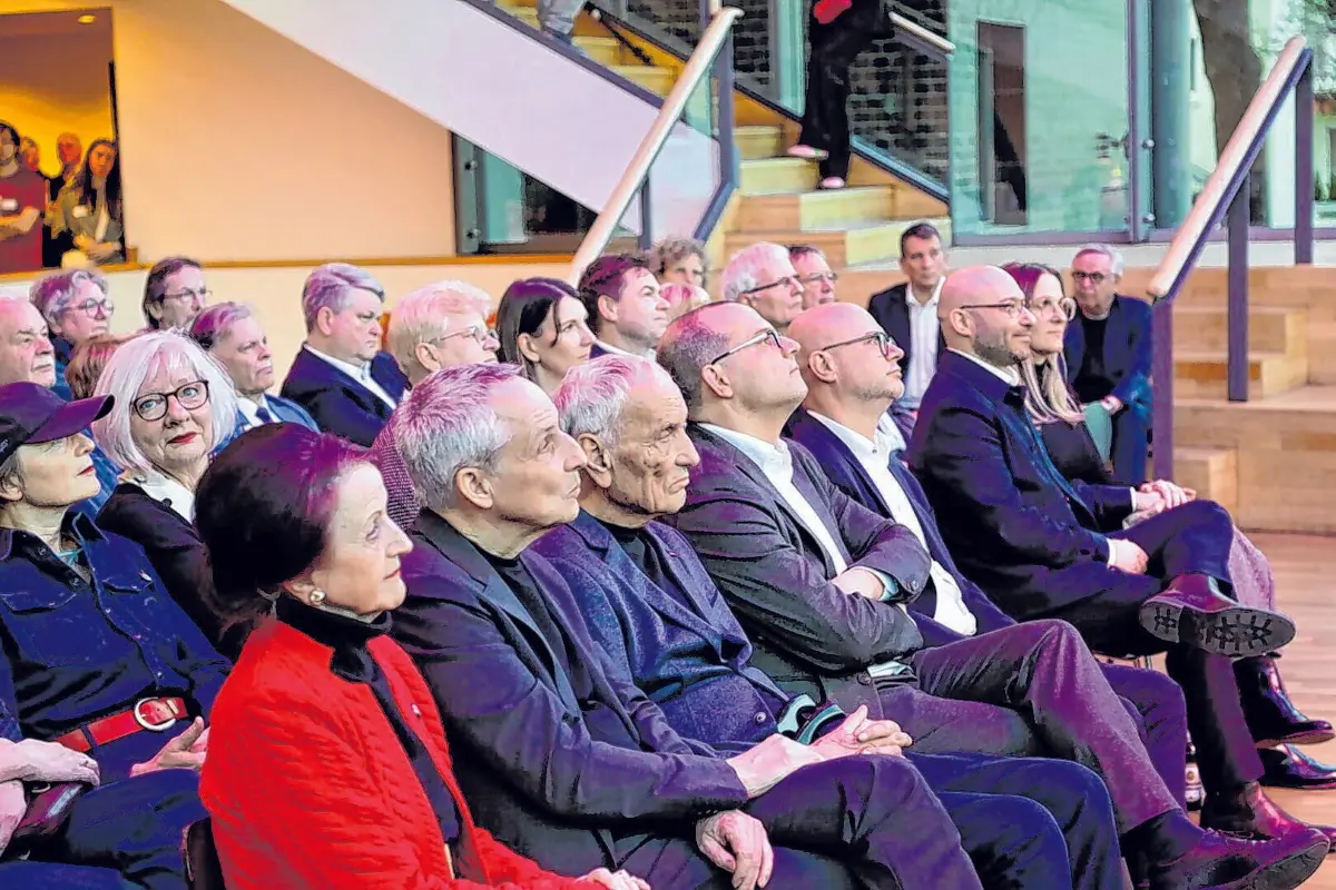 Unter den Gratulanten waren auch die Vorsitzende des Frankfurter Kulturausschusses Professor Dr. Brigitte Rieger-Jähner, die Architekten des Hauses Jörg und Klaus Springer, Kulturstaatssekretär Tobias Dünow, Frankfurts Oberbürgermeister Dr. Axel Strasser und Brandenburgs Minister für Arbeit, Soziales, Gesundheit und gesellschaftlichen Zusammenhalt René Wilke (v.l.).