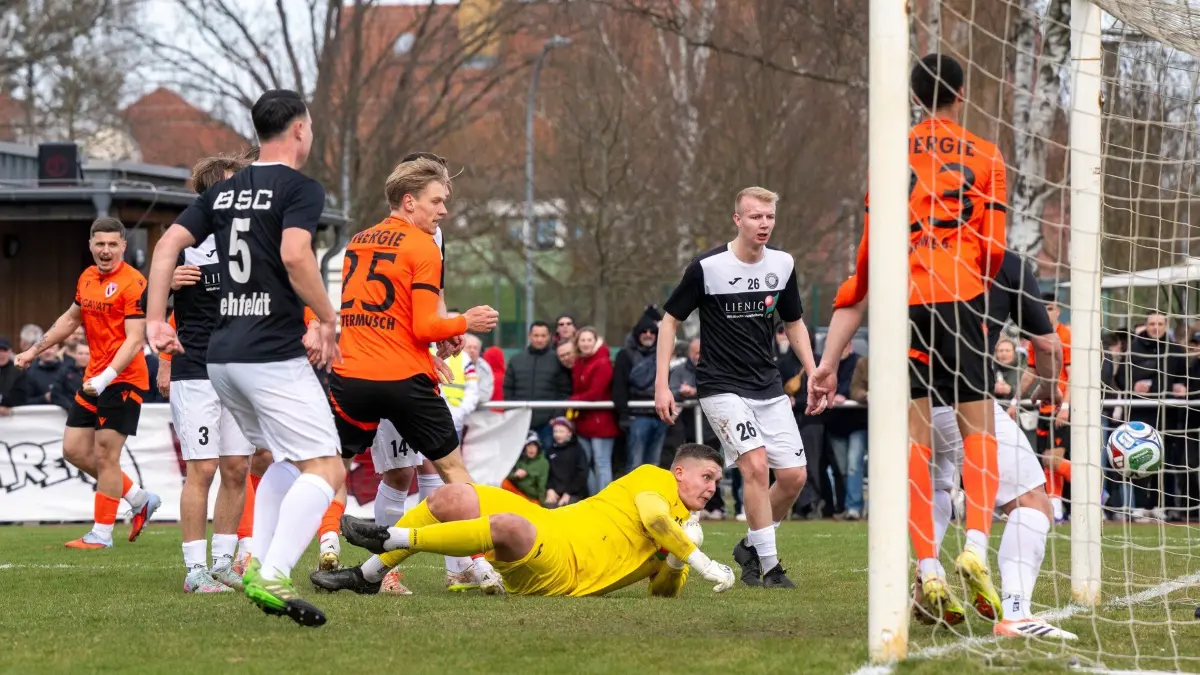 Landespokal Brandenburg (AF) BSC Preußen 07 - Energie Cottbus 2025/26: Fußball, Herren, Saison 2025/2026, Brandenburger Landespokal (Halbfinale), BSC Preußen 07 - FC Energie Cottbus, Ted Tattermusch (25/Energie Cottbus) erzielt das Tor zum 1:0 gegen Towart Maximilian Möller (BSC Preußen 07 Blankenfelde-Mahlow), 28.03.2026, Foto: Matthias Koch