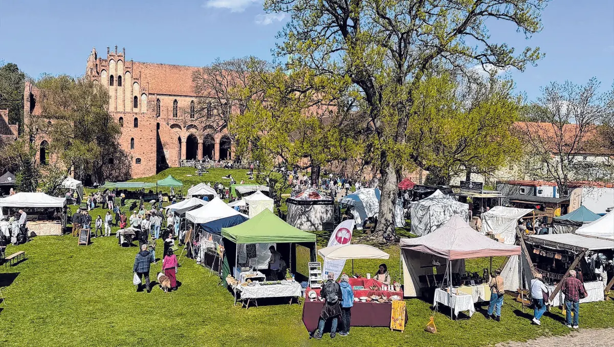 Osterspaziergang mit Stöber-Spaß: Rund um das Kloster Chorin locken auch 2026 Marktstände zum Entdecken.⇥Foto: ⇥Silke Röder/Kloster PR