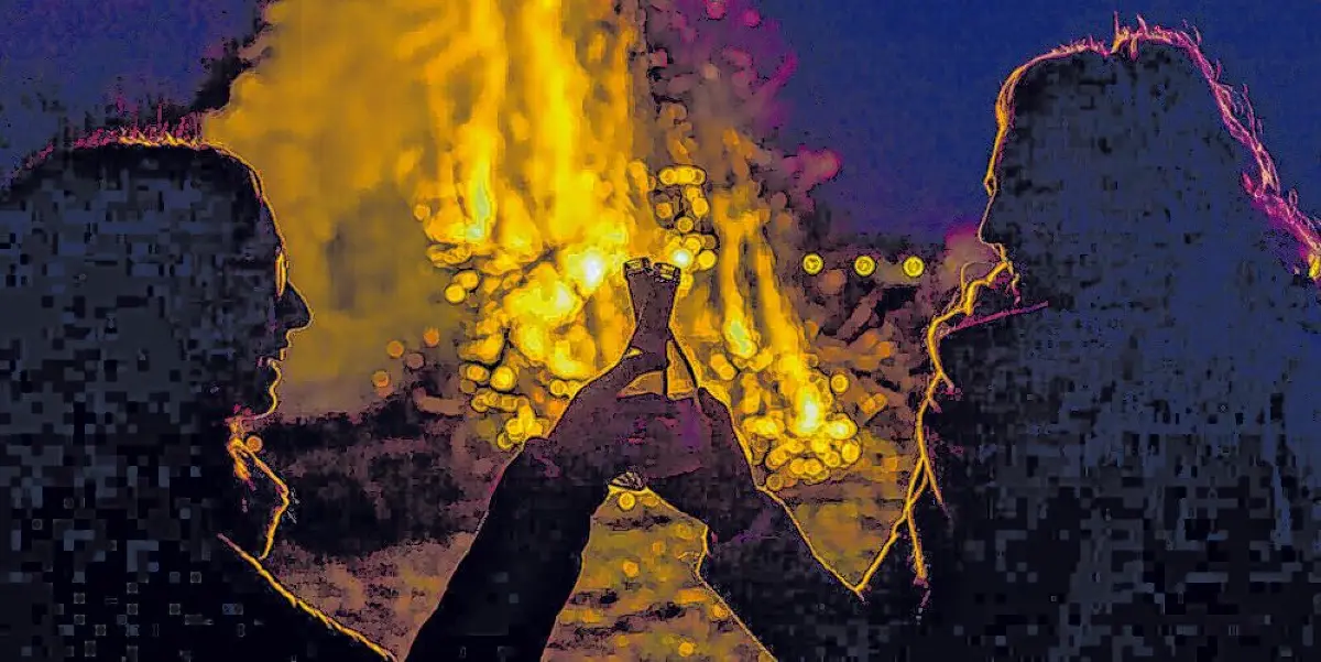 Osterfeuer entfalten eine ganz besondere Romantik: Man trifft sich mit Freunden, genießt das Knistern der Flammen, verabschiedet endgültig den Winter und stößt an auf das Erwachen der Natur und des Lebens. ⇥Foto: Archiv