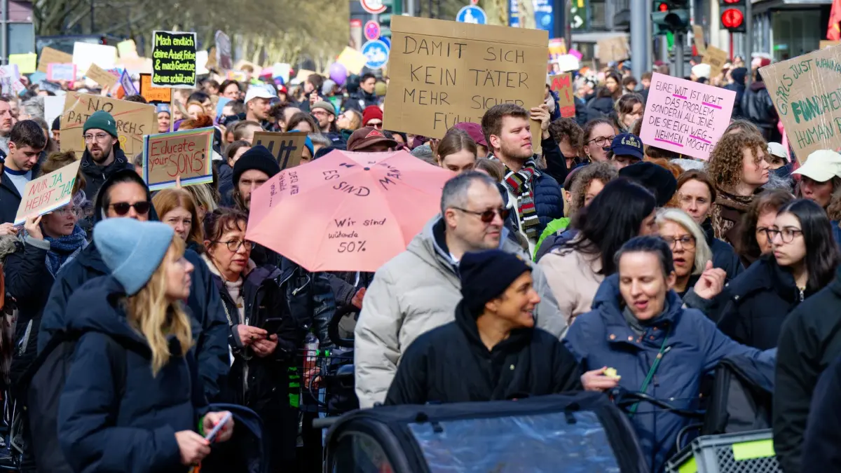 Demonstration „Gegen Patriarchale Gewalt“: 28.03.2026, Nordrhein-Westfalen, Köln: Mehrere hundert menschen nehmen an einer Demonstration «Gegen Patriarchale Gewalt» teil. Foto: Henning Kaiser/dpa +++ dpa-Bildfunk +++