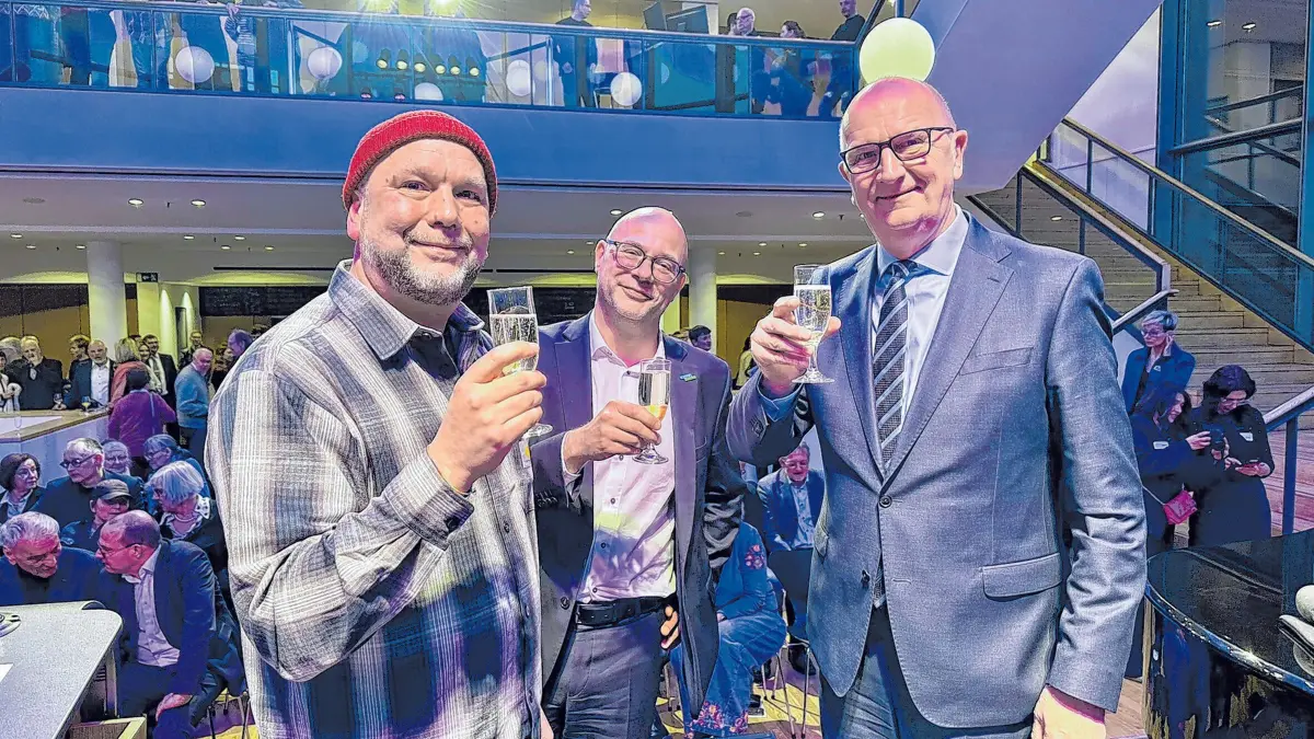 Florian Vogel, der Künstlerische Leiter des Kleist Forums, Frankfurts Oberbürgermeister Axel Strasser und Brandenburgs Ministerpräsident Dietmar Woidke (v.l.) stießen auf das 25-jährige Bestehen des Theaterhauses an.