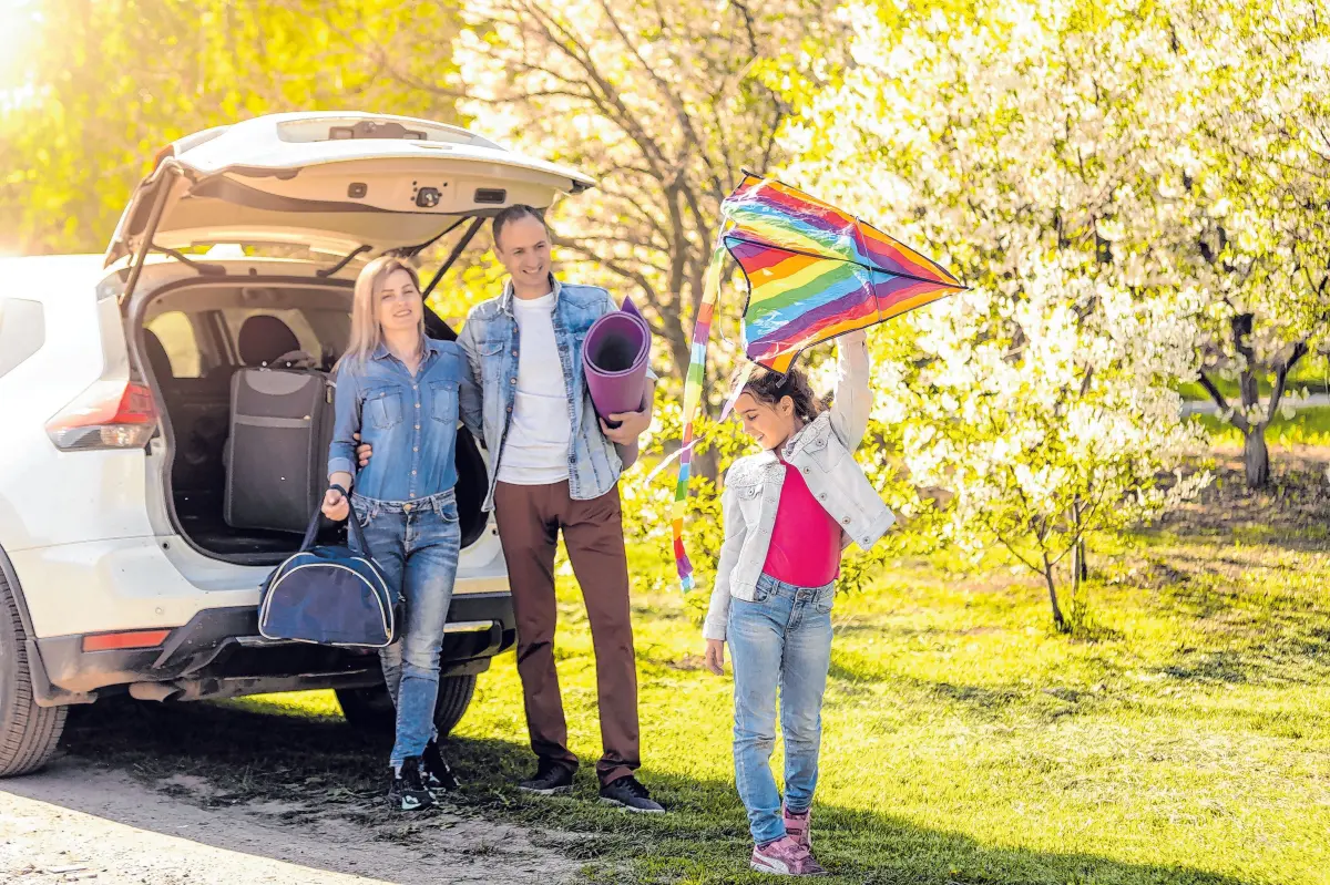 Endlich wieder ein Ausflug in Familie: Doch im Wechsel zwischen den Jahreszeiten sollte man erstmal defensiv unterwegs sein und sich an die neue Bodenbeschaffenheit und das Fahrgefühl gewöhnen.⇥Foto: angelov/adobe stock.com