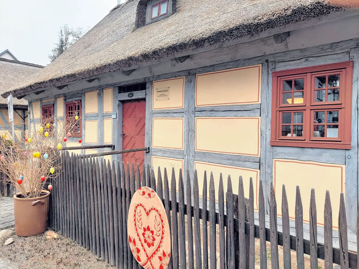 Idyllisch und traditionsreich: Im Strohhaus Neuzelle lädt die Ostereierausstellung Besucher zum Staunen und Entdecken ein.
