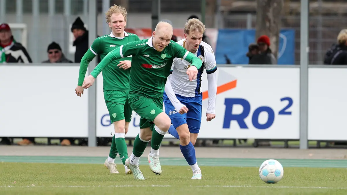 Leon Barlage (links, gegen Germanias Aaron Marcel Weber) erzielte als Abwehrspieler drei Kopfballtore nach Ecken und war damit Mann des Tages.