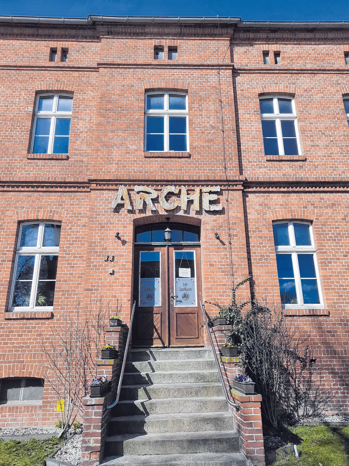 Die „Arche“ in der ehemaligen Dorfschule an der Carl-Schmäcke-Straße 33 lädt am Freitag, dem 17. April, zum nächsten „Wohnzimmerkonzert“ ein. Diesmal tritt Torsten Riemann dort auf. Beginn ist um 19.30 Uhr. Mehr Informationen unter Telefon (03342) 21584. ⇥Foto: Tim Johnschker