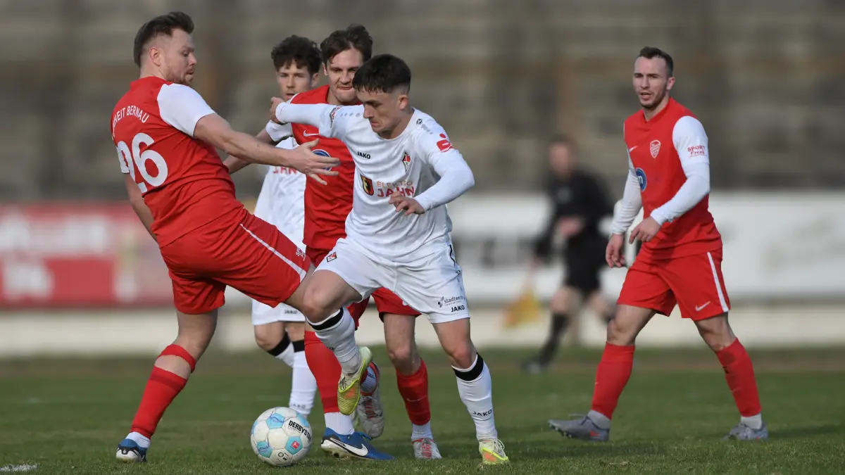 Frankfurt an der Oder, Stadion, Fussball Brandenburgliga Punktspiel, 1. FC Frankfurt - Einheit Bernau, v.l. Luis Hübner, Luca Tobias Reiche, Fritz Söllner, Danny Mank und Maik Gragert Bernau in rot
FOTO BENK 28.03.2026