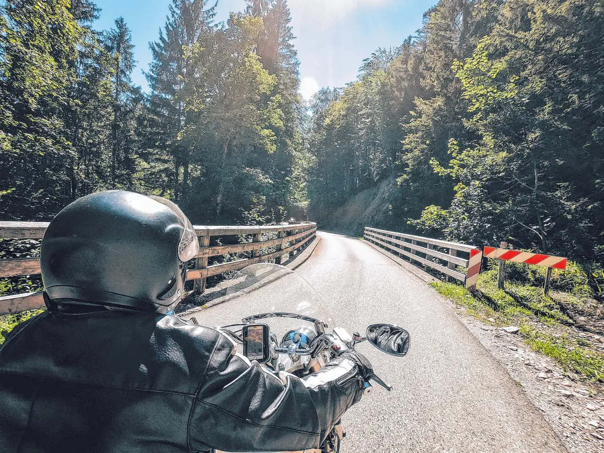 Motorradliebhaber sind womöglich ein halbes Jahr wetterbedingt nicht gefahren. Sie müssen erst mal wieder „reinkommen“. ⇥Foto: Knopp Vision/ adobe stock.com