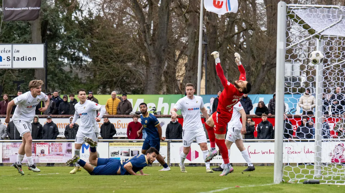 TuS Sachsenhausen - Oranienburger FC 2025/26: Fussball, Herren, Saison 2025/2026, Brandenburgliga (20. Spieltag), TuS Sachsenhausen - Oranienburger FC Eintracht, Abdul-Hamid Saadaev (Oranienburg) erzielt das Tor zum 1:2 gegen Justin Komossa (Sachsenhausen) und Torhüter Mateusz Zlotogorski (Sachsenhausen), 29.03. 2026, Foto: Sebastian Räppold / Matthias Koch