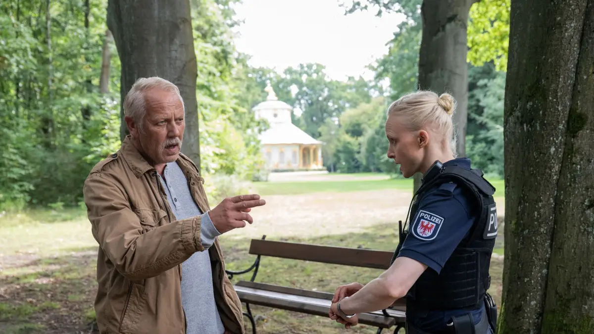 ARD/rbb POLIZEIRUF 110: GOLDRAUB, Fernsehfilm Deutschland 2026, am Sonntag (29.03.26) um 20:15 Uhr im ERSTEN.
Kriminalkommissar Karl Rogov (Frank Leo Schröder, li.) vom Deutsch-Polnischen Kommissariat in Swiecko ermittelt gemeinsam mit der Potsdamer Kollegin, Grit Klempke (Anne Müller, re.) im Fall eines Raubüberfalls auf einen Potsdamer Juwelierladen.
© rbb/Christoph Assmann, honorarfrei - Verwendung gemäß der AGB im engen inhaltlichen, redaktionellen Zusammenhang mit genannter rbb-Sendung bei Nennung "Bild: rbb/Christoph Assmann" (S2+). rbb Presse & Information, Masurenallee 8-14, 14057 Berlin, Tel: 030/97 99 3-12118 oder -12116, pressefoto@rbb-online.de