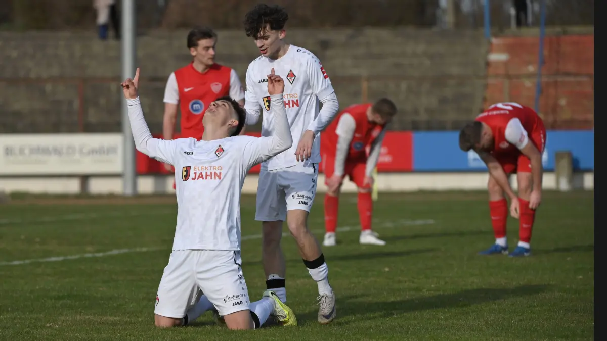 Fussball : Frankfurt an der Oder, Stadion, Fussball Brandenburgliga Punktspiel, 1. FC Frankfurt - Einheit Bernau, Torschütze Danny Mank nach dem 3 : 1, was gleichzeitig der Endstand in diesem Spiel, hier vor Kieran Czech, die Bernauer Fritz Söllner, Paul Peschke und Luis Hübner v.l.
FOTO BENK 28.03.2026