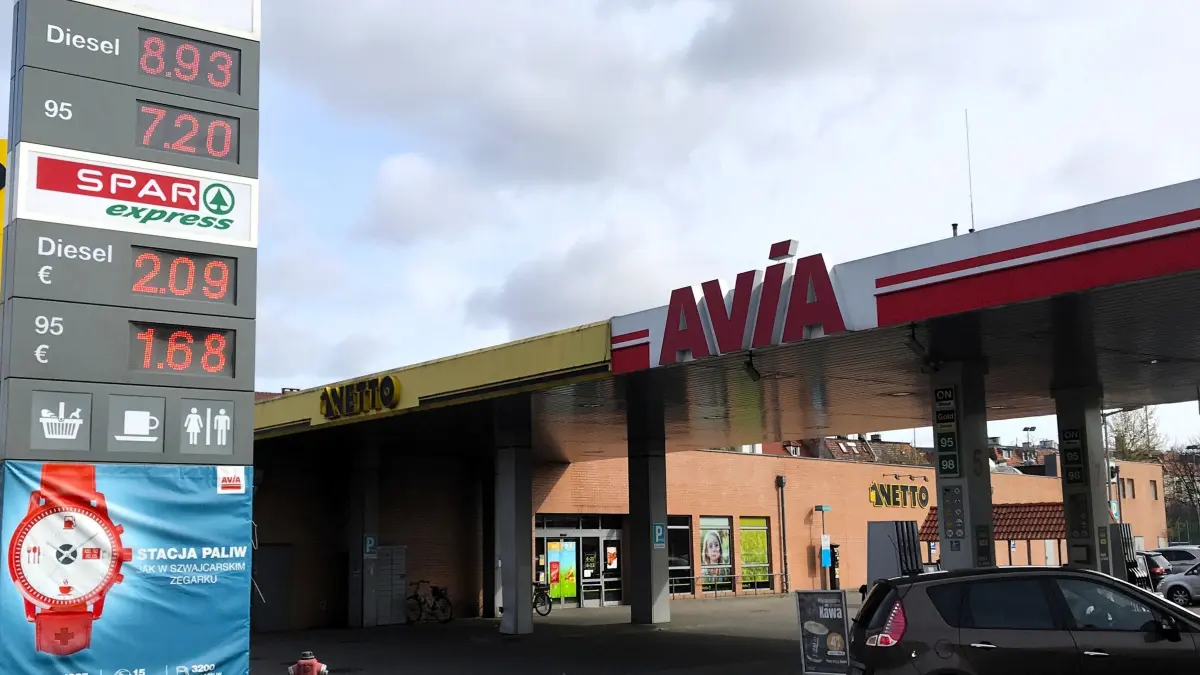Słubice. Tankstelle Avia, ul. Wojska Polskiego 6. Am 29.03.2026 kostet Benzin E10 7,20 Złoty oder 1,68 Euro je Liter, Diesel 8,93 Złoty oder 2,09 Euro je Liter. Angekündigte Preissenkungen gibt es in Polen noch nicht. 29.03.2026 Foto: Frank Groneberg