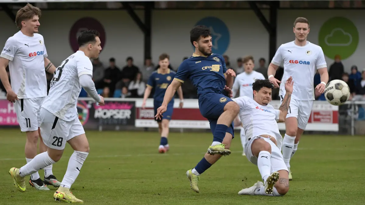 Fussball : Oranienburg, Fussball Brandenburgliga Punktspiel, TuS Sachsnhausen - Oranienburger FC, Chanche 2 für den OFC Abdul-Hamid Saadaev zieht vor Marc Moldenhauer unten ab, weiter v.l. Justin Komossa 11, Seyd Morteza Sadat 28 und Martin Pilz r.
FOTO BENK 29.03.2026