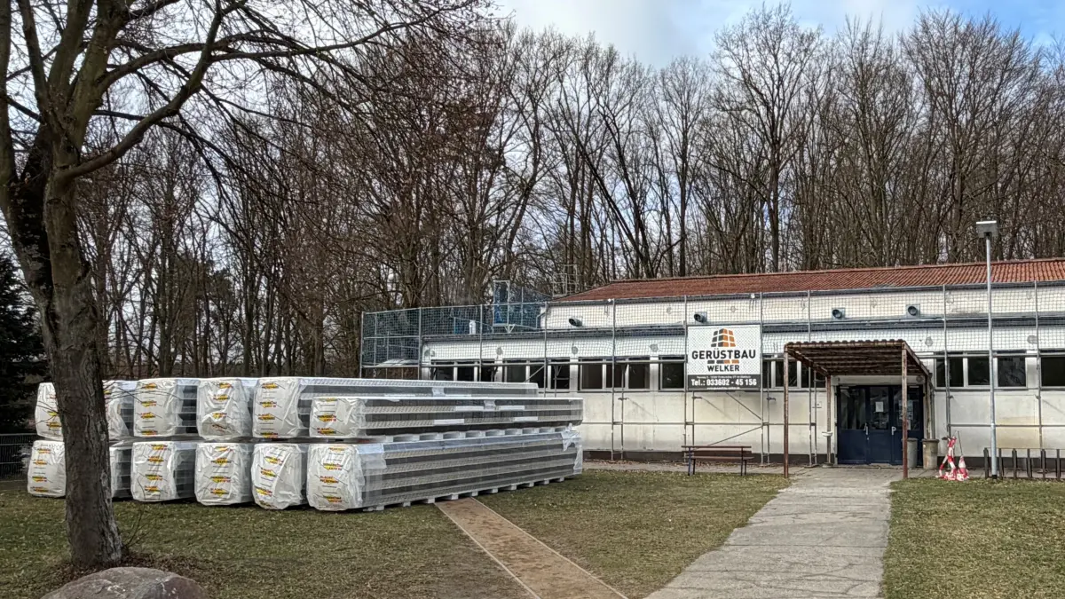 Die alte Turnhalle an der Grundschule in Neuhardenberg ist bereits eingerüstet und Material liegt davor. Was gebaut werden soll und zu welchen Einschränkungen es in der Nutzung kommt.