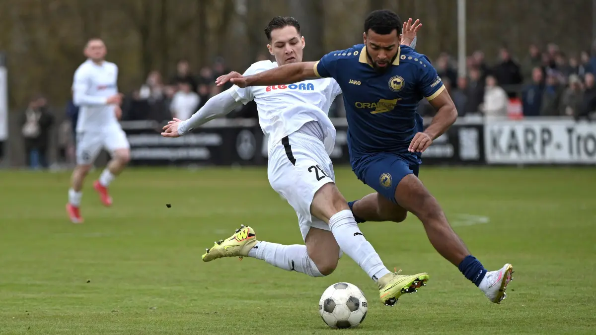Fussball : Oranienburg, Fussball Brandenburgliga Punktspiel, TuS Sachsnhausen - Oranienburger FC, Kwasi Boateng erarbeitet sich die erste Chanche für sein Team in diesem Spiel, hier vor Seyd Morteza Sadat TuS
FOTO BENK 29.03.2026