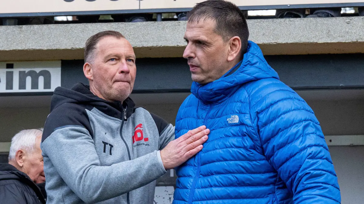 TuS Sachsenhausen - Oranienburger FC 2025/26: Fussball, Herren, Saison 2025/2026, Brandenburgliga (20. Spieltag), TuS Sachsenhausen - Oranienburger FC Eintracht, v.l. Trainer Torsten Thiel (Sachsenhausen), Trainer Enis Djerlek (Oranienburg), 29.03. 2026, Foto: Sebastian Räppold / Matthias Koch