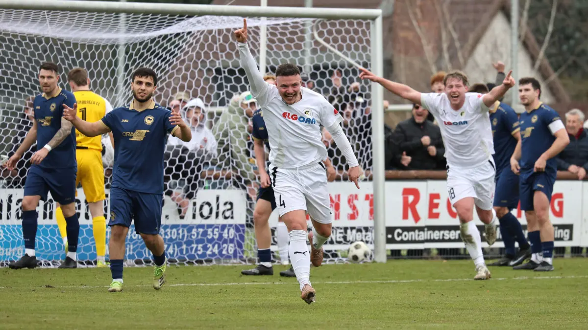 Fussball : Oranienburg, Fussball Brandenburgliga Punktspiel, TuS Sachsnhausen - Oranienburger FC, Lion Renner un der Ausgleich in Unterzahl
FOTO BENK 29.03.2026