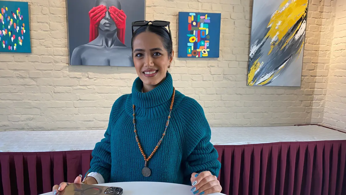 Sieht nach drei Jahren Aufenthalt als Flüchtling ihre Zukunft in Deutschland: die 30-jährige iranische Malerin Shima Farhadieh während der Fernissage im Kunsthof Fürstenberg. Die Künstlerin will auch in ihrer neuen Heimat weiterhin auf das schwierige Leben im Iran hinweisen.