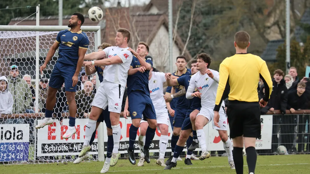 Fussball : Oranienburg, Fussball Brandenburgliga Punktspiel, TuS Sachsnhausen - Oranienburger FC, Kwasi Boateng vor Martin Pilz in der Luft, weiter Enrico Schöffel und Timo Hirschle beide v.v.l.
FOTO BENK 29.03.2026