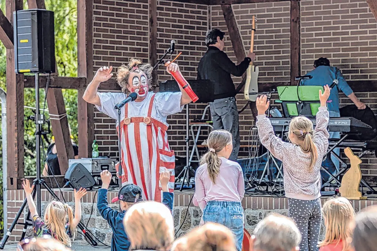 Auch 2026 für die Kinderunterhaltung zuständig: Clown Kaily ist das Osterfete-Urgestein. Allerdings unterhält er längst nicht allein die kleinen Gäste im Tierpark.