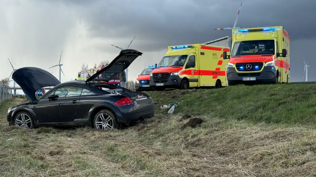 Unfall auf A24 bei Neuruppin, Reisebus drängt Audi mit Mutter und Kindern in Graben und fährt einfach weiter, passiert am 30.03.2026