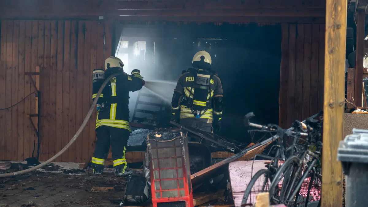 Brand in Rüdersdorf bei Berlin: In einem Carport brachen Flammen aus. Die Feuerwehr war im Einsatz.