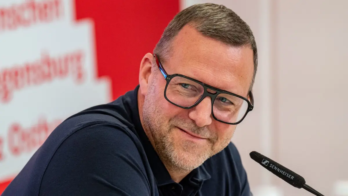 Hildmann wird neuer Trainer beim SSV Jahn Regensburg: 31.03.2026, Bayern, Regensburg: Fußball: 3. Liga, Jahn Regensburg, Sascha Hildmann, neuer Trainer des SSV Jahn Regensburg, spricht während einer Pressekonferenz anlässlich seiner Vorstellung. Foto: Armin Weigel/dpa +++ dpa-Bildfunk +++