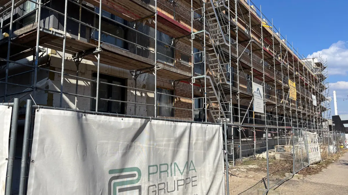 Wann wird das Senioren Centrum von Vitanas in Neuruppin endlich fertig? Ende 2024 war der erste Eröffnungstermin. Jetzt soll es Sommer 2026 werden. 18 Monate später. Expertin spricht von "strukturellem Versagen".