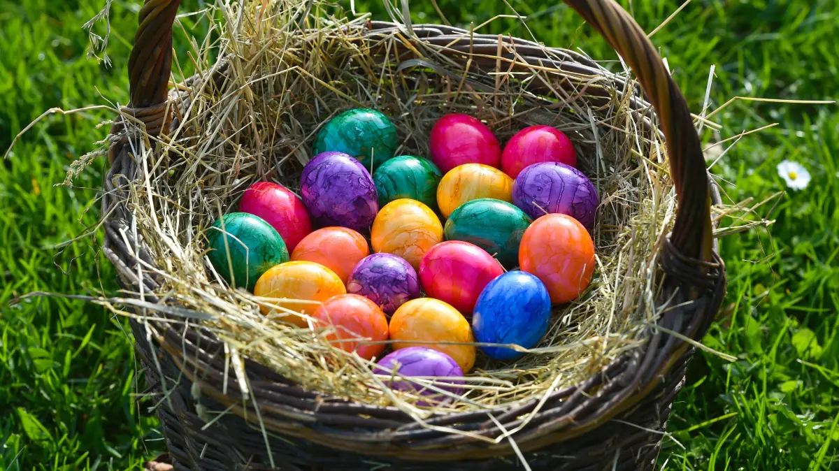 Ein Korb mit bunten Eiern: Zu Ostern werden diese in Markgrafpieske nicht nur gefärbt, sondern auch für das traditionelle Eiertrudeln verwendet.