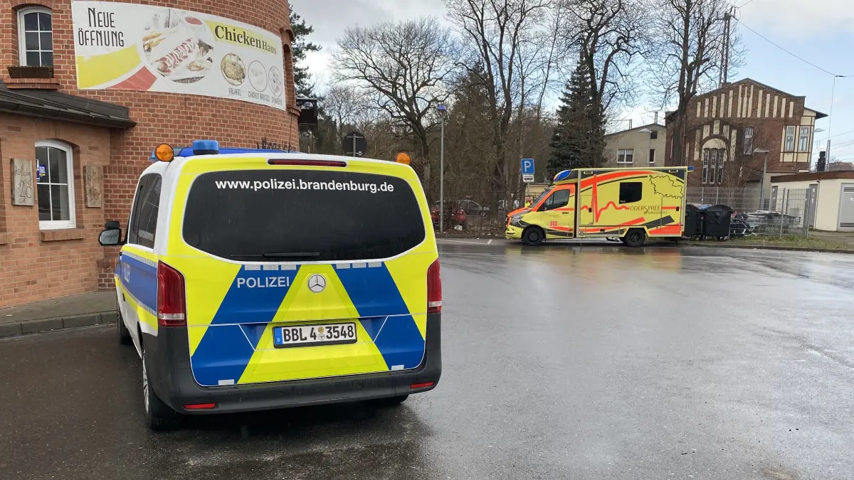 Die Polizei und ein Rettungswagen waren am Bahnhof Fürstenwalde im Einsatz.