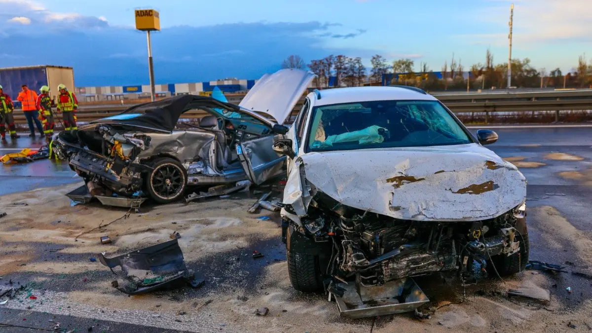 Auf der Autobahn A10 kam es zwischen Oberkrämer und Oranienburg zu einem Unfall mit Vollsperrung. Hagel als Ursache, drei Fahrzeuge involviert