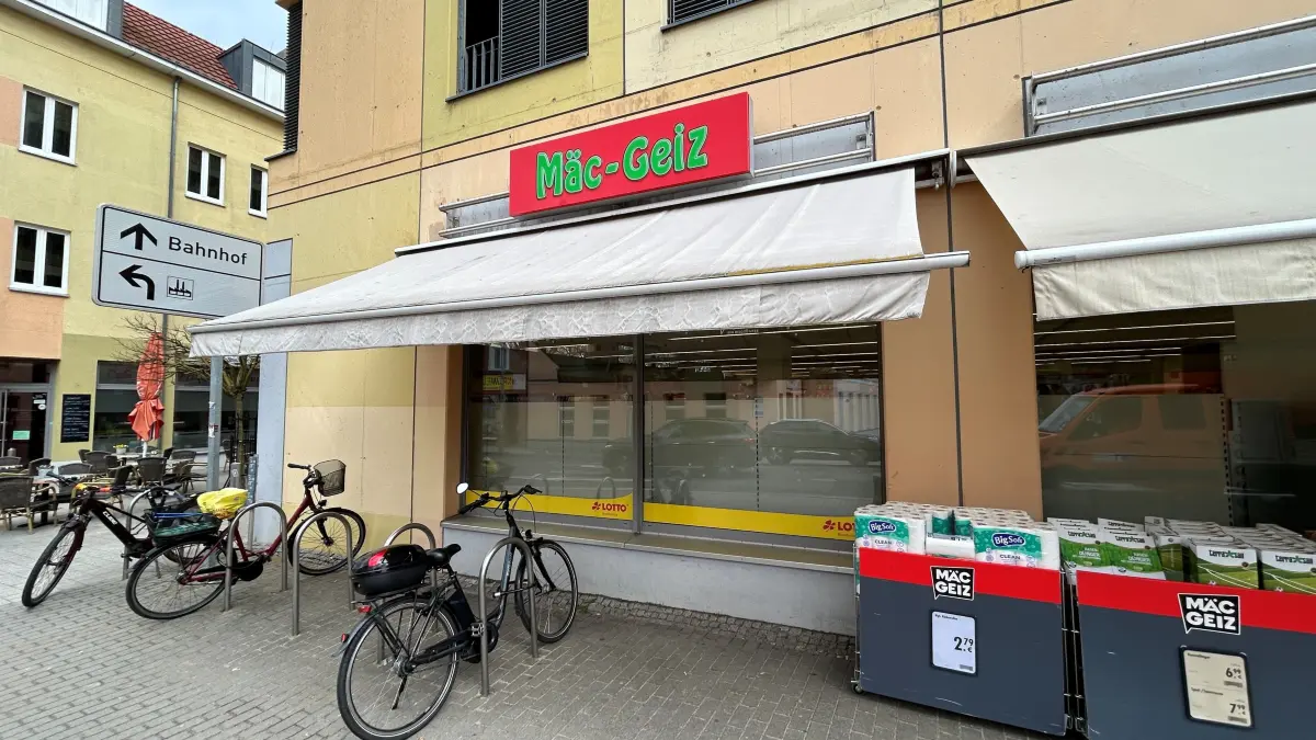 Ein Mäc-Geiz Laden in Fürstenwalde bot Pokémon-Sammelkarten an. Um eines der begehrten Boxen zu ergattern, standen einige Kunden bereits Stunden vor Ladenöffnung an.