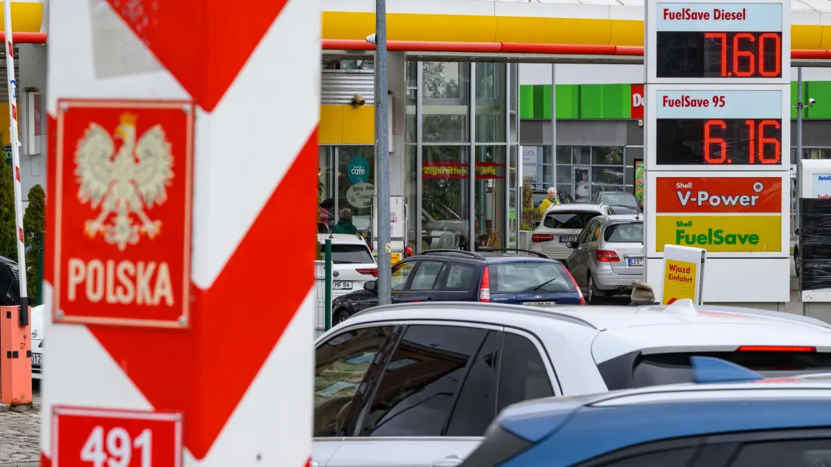 Polens Spritpreisdeckel tritt in Kraft: 31.03.2026, Polen, Slubice: Fahrzeuge mit deutschen Kennzeichen stehen an einer Tankstelle im polnischen Slubice. Polens Regierung hat die Preise für Benzin und Diesel gedeckelt. Das zieht auch verstärkt Tanktouristen an. Am Dienstag bildeten sich an den Grenzübergängen schon lange Schlangen. Die Zapfsäulen an den polnischen Tankstellen liefen heiß. Foto: Patrick Pleul/dpa +++ dpa-Bildfunk +++