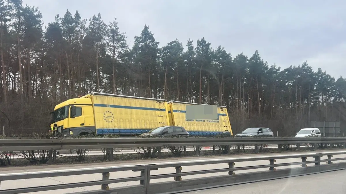 Panne an der A12: Dieser Lkw ist auf dem Weg in Richtung Berlin kurz vor Fürstenwalde-Ost gestrandet.