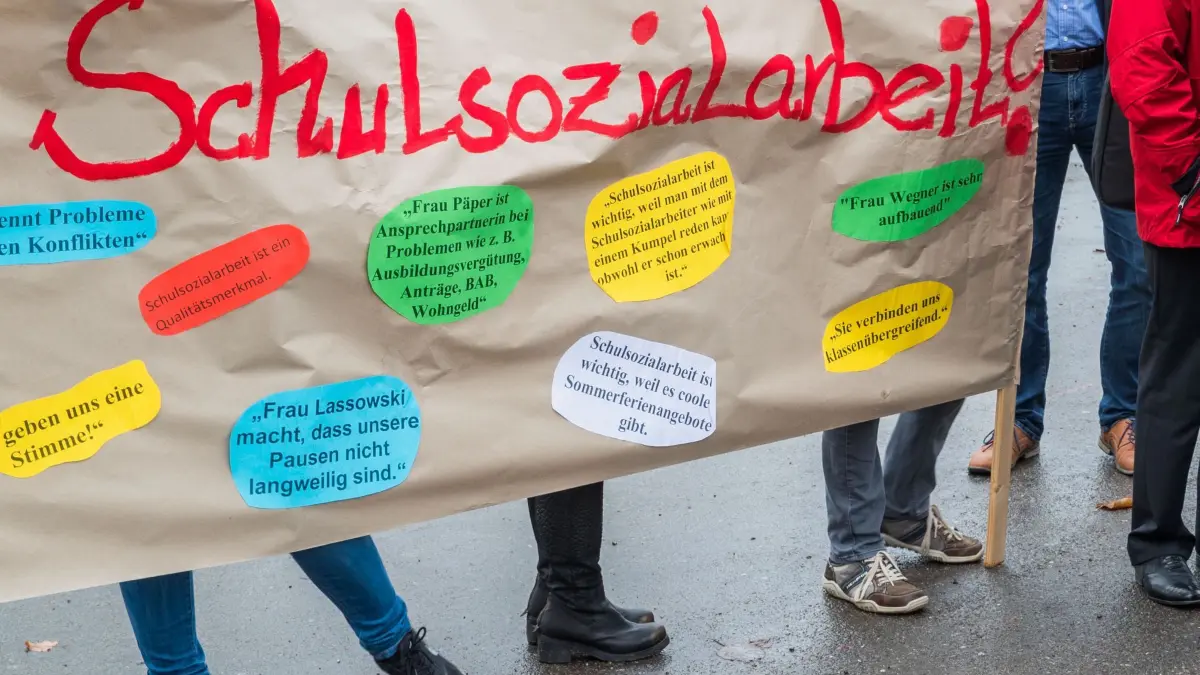 Schulsozialarbeit: ARCHIV - 01.11.2016, Mecklenburg-Vorpommern, Schwerin: Teilnehmer einer Demonstration halten ein Plakat mit der Aufschrift «Schulsozialarbeit» hoch. (zu dpa: «Gewerkschaft fordert bis 2032 Sozialarbeit in jeder Schule») Foto: Jens Büttner/dpa-Zentralbild/dpa +++ dpa-Bildfunk +++