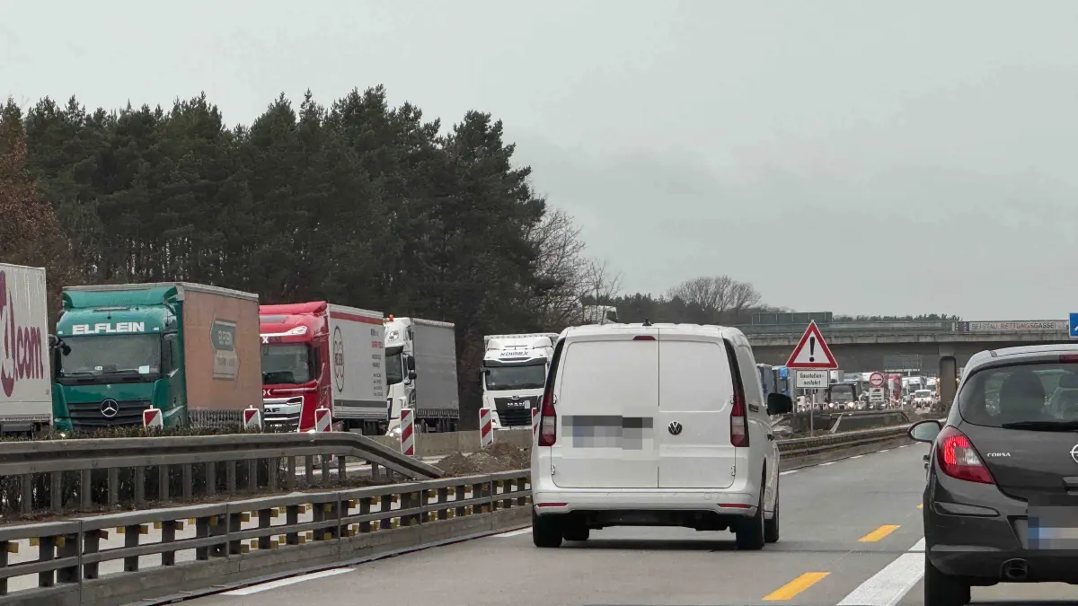 Stau bei Fürstenwalde: Auf der A12 sorgt eine Tagesbaustelle für Ärger.