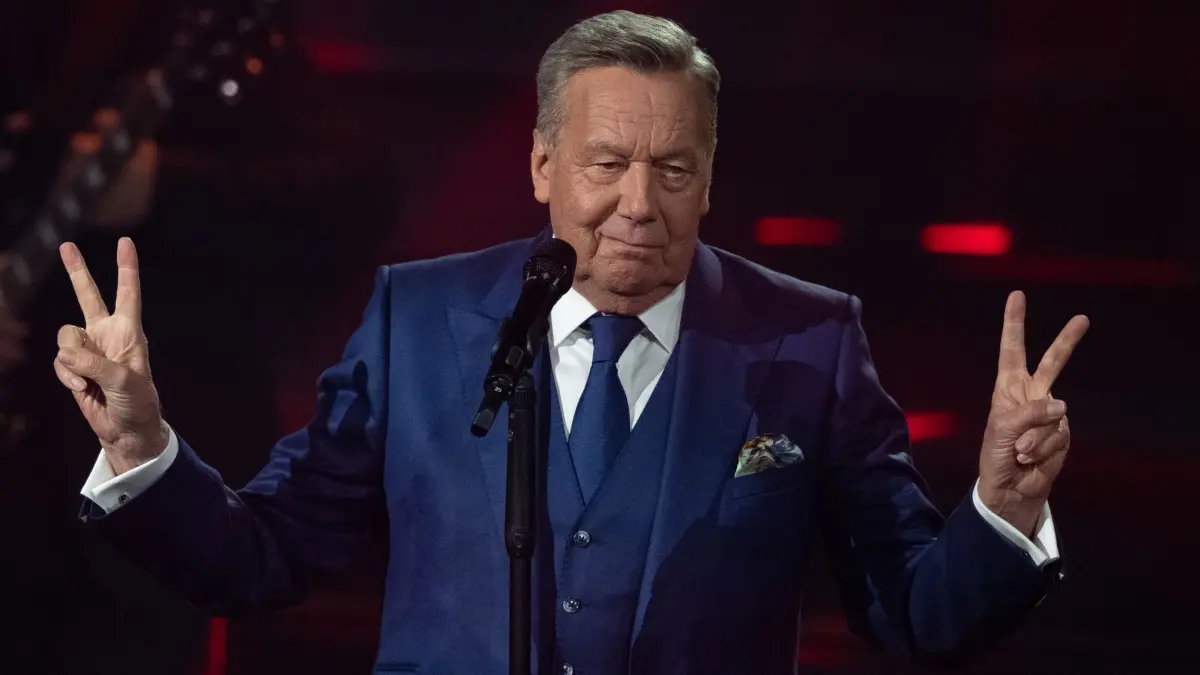„50 Jahre Roland Kaiser - Ein Leben für die Musik“: ARCHIV - Der deutsche Schlagersänger Roland Kaiser steht in der Fernsehshow „Das große Schlagerjubiläum 2022" in Leipzig auf der Bühne. Kaiser ist nun auch in einem Film zu sehen. Foto: Hendrik Schmidt/dpa-mag - Honorarfrei nur für Bezieher des Dienstes dpa-Magazin +++ dpa-Magazin +++