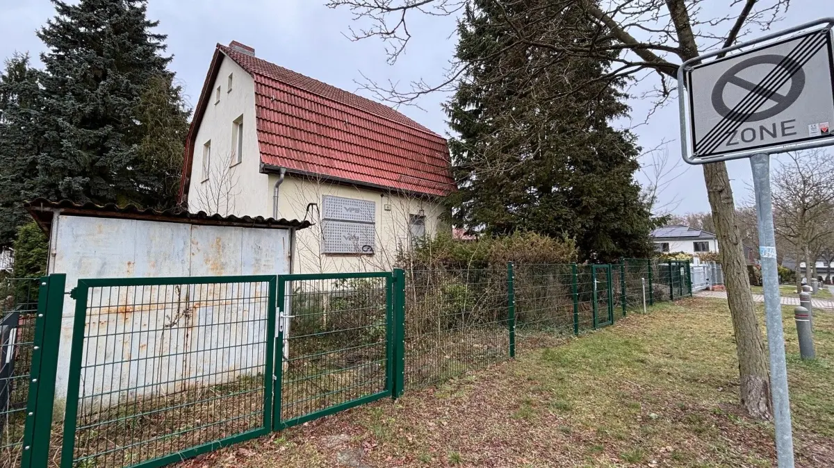 Steht schon lange leer: Dieses Einfamilienhaus an der Feldstraße in Glienicke will die Gemeinde verkaufen. Doch das gestaltet sich komplizierter, als es auf den ersten Blick erscheint. Die Sache hat einen Haken.