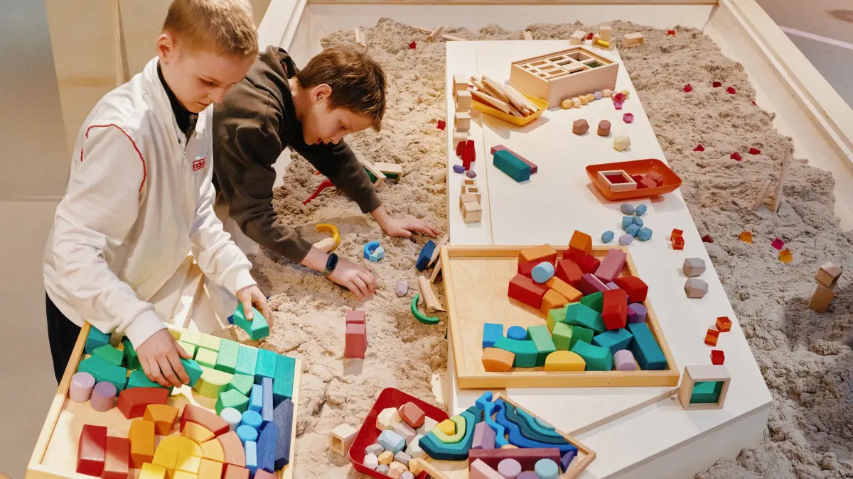 In einer Art Sandkasten können Kinder im Technikmuseum in Berlin auch selbst