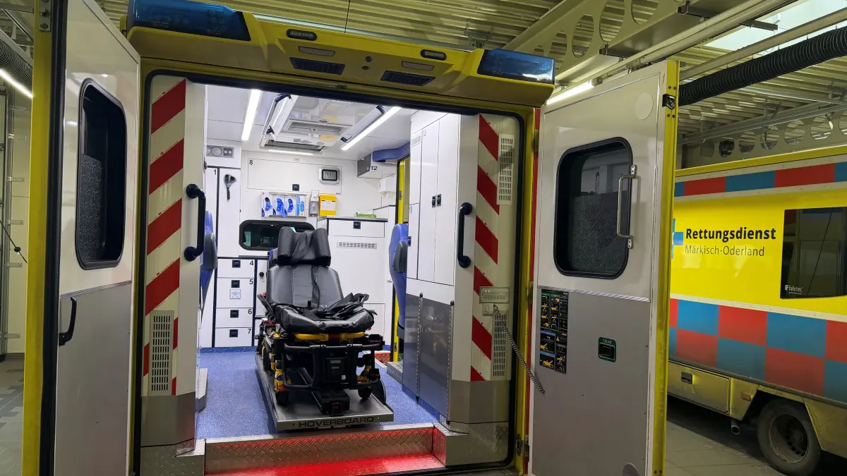 Ein Rettungswagen des Rettungsdienstes Märkisch-Oderland. Für entstandene Leerfahrten erhalten Patienten nun rückwirkend ab 1. Januar 2025 einen Gebührenbescheid.