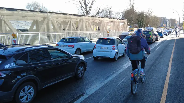 Stau- und Unfallgefahr, Elsenbrücke bleibt weiter Nadelöhr