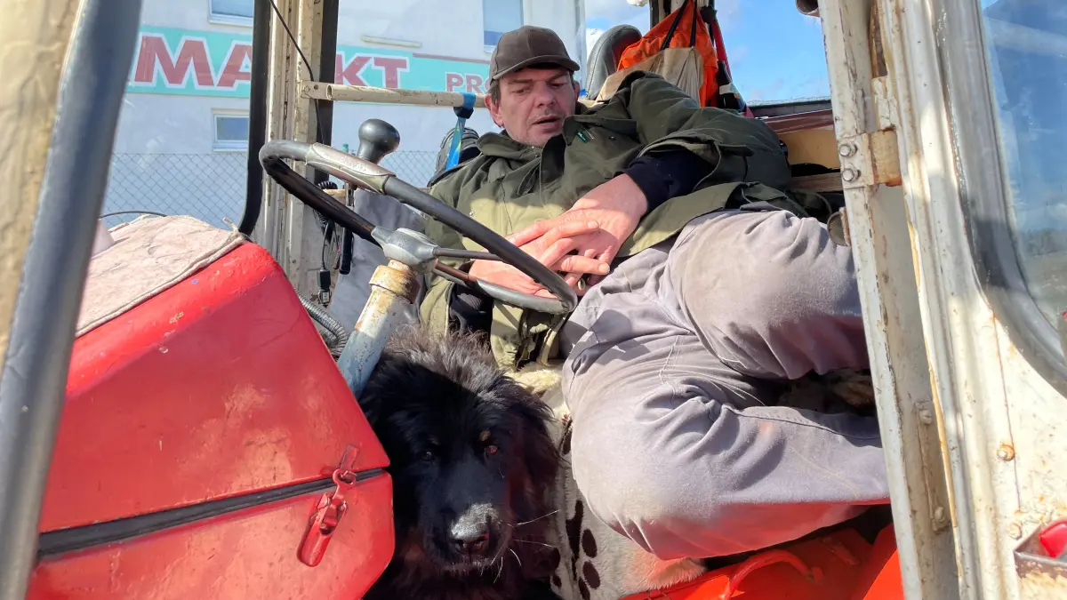 Obdachloser Tino Lübke in seinem Trecker Traktor, in dem er im harten Winter 2025/26 überwintert hat. Er sucht eine Wohnung. Und eine Frau.