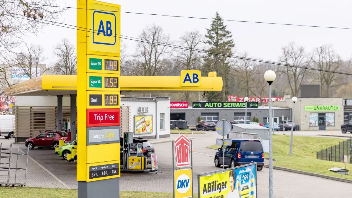 Spritpreisregel für Tankstellen tritt in Kraft: 01.04.2026, Polen, Leknica: An einer Preistafel sind Kraftstoffpreise einer polnischen Tankstelle zu sehen. Zahlreiche Menschen aus grenznahen Regionen tanken in Polen. Hier gelten seit gestern Preisobergrenzen, Foto: Frank Hammerschmidt/dpa +++ dpa-Bildfunk +++