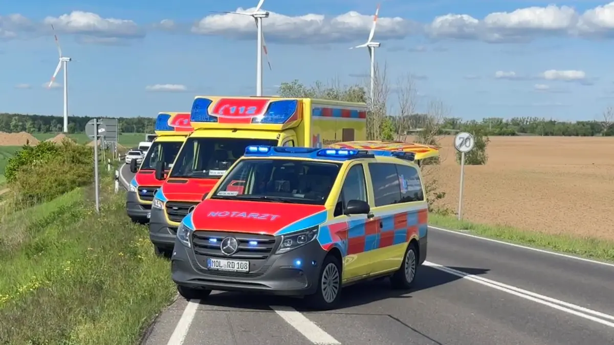 Notarzt und Rettungswagen im Einsatz auf der B1 bei Seelow. Der Rettungsdienst MOL stellt nun rückwirkend die Kosten für Fehlfahrten und Fehleinsätze den Patienten in Rechnung.