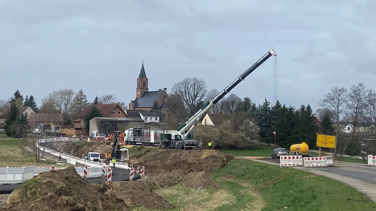 Schwerlastkran an der B5 in Treplin