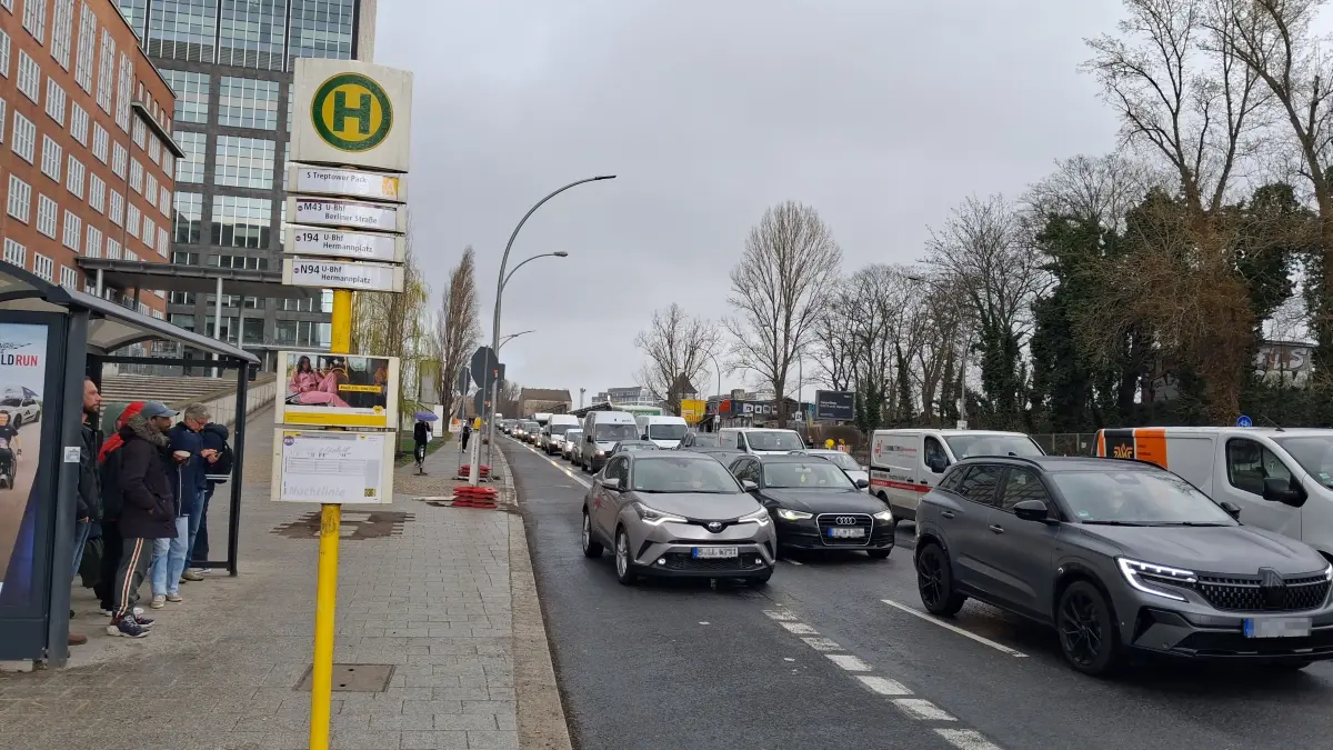Nicht viel Platz für Busse: Die Haltestelle „S-Bahnhof Treptower Park“ befindet sich direkt im Strom der Autos, die über die Elsenbrücke von Friedrichshain nach ATreptow fahren.