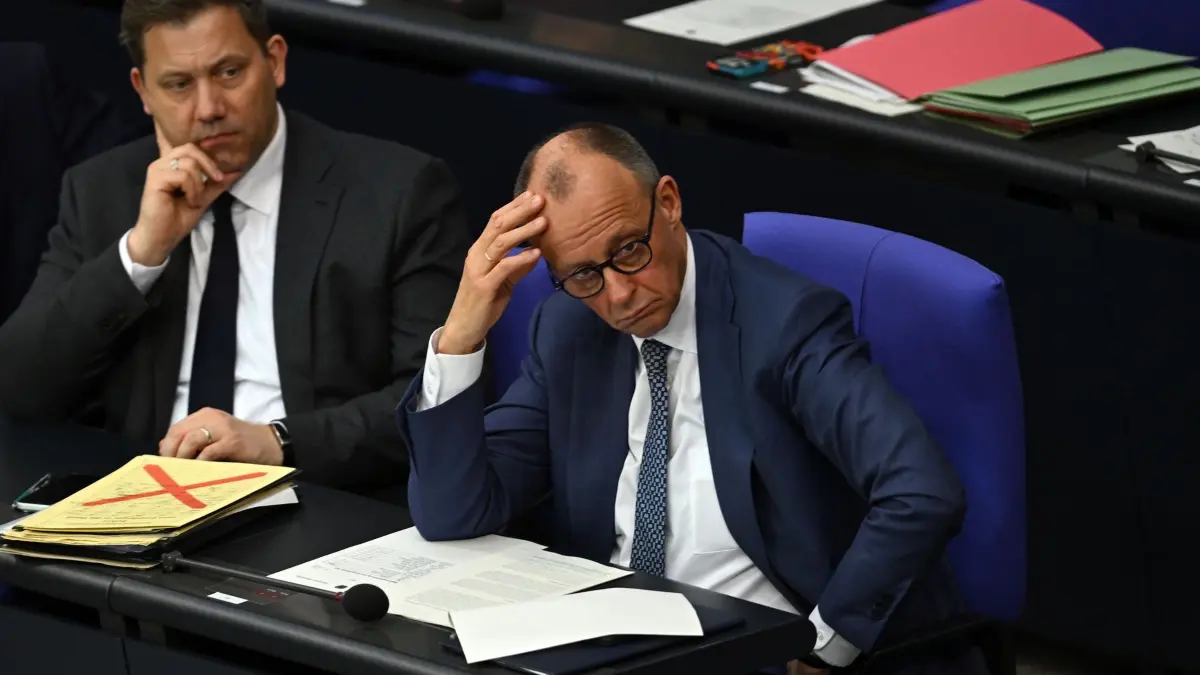 Kanzler und Vizekanzler: ARCHIV - 18.03.2026, Berlin: Bundeskanzler Friedrich Merz (r, CDU) und Lars Klingbeil (SPD), Bundesminister der Finanzen, sitzen im Plenum des Deutschen Bundestag nach der Abgabe der Regierungserklärung zum bevorstehenden EU-Gipfel. (zu dpa: «Umfrage: SPD und Union sinken in der Wählergunst») Foto: Lilli Förter/dpa +++ dpa-Bildfunk +++