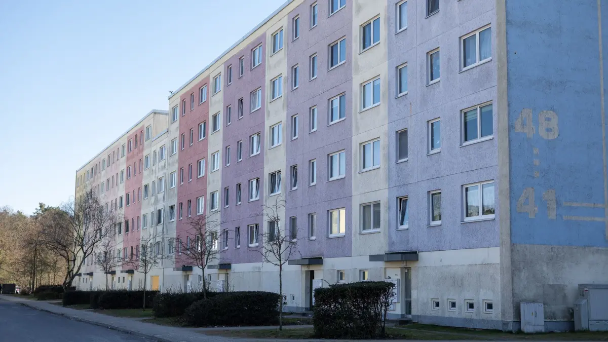 Wohnungsblock am Anatal in Hegermühle. Hier ist der Geschädigte von einem Balkon gestürzt. Am Mittwoch hat er vor dem Amtsgericht Strausberg ausgesagt.