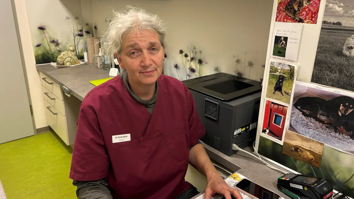Dr. Sylvia Garbe, Tierärztin in Angermünde, will eigentlich ihre Praxis vergrößern. Doch der Landkreis Uckermark als Vermieter hält dagegen.